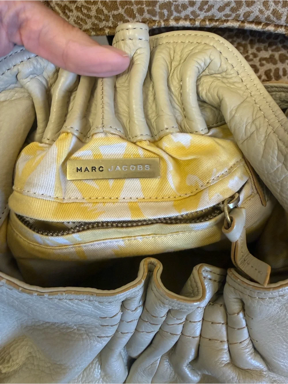 💯Auth! MARC JACOBS Cream/Beige Leather Knotted Shoulder Hobo Bag w Flower Appl.